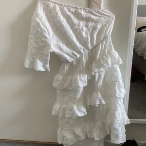 Klänning - Såååå söt klänning. Minns ej var den är ifrån eller storlek då jag klippt av lappen men passar mig som är 173 perfekt. Endast använd en gång på studenten förra året 