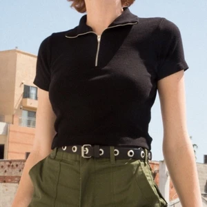 EUC BRANDY MELVILLE JOANN ZIP FRONT CROP TOP - Nypris 231kr. Thick fabric. Excellent used condition. No holes, tears, rips, stains, snags, pilling, fading. Smoke and pet free storage space. No other flaws to note. Disclaimer: Please expect some general wear in all secondhand pre-owned items as they have lived a previous life, so do not expect a mint item.