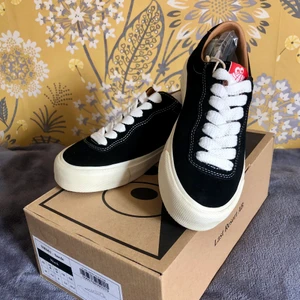 Last Resort, sneakers strl 36 - Ett par låga sneakers från Last Resort i svart suede. Oanvända i storlek 36, svarta skosnören finns också!