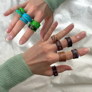 Ringar - Gjort alldeles för många och använder inte dessa. Bättre att de kommer till anvönding hos någon. Frakt ingår!