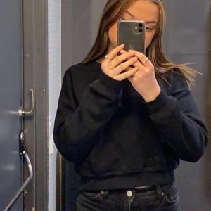 Svart sweatshirt  - Säljer min fina sweatshirt då jag tycker den är lite för tight. köptes för 150kr och säljer den för 130kr inkl frakt då den är sparsamt använd utan fläckar eller slitage!!💕💕
