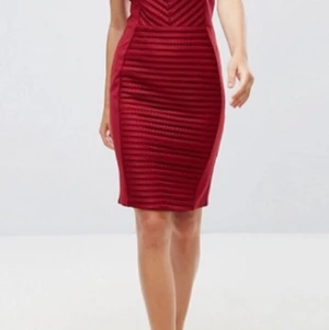 French Connection - ny klänning - Revenge dress!   Kanske inte riktigt det men ändå, köpte den för några år sedan (+1 svart i samma modell) ... som plåster på såret efter en separation! 💃  Men... kroppen jag hade då finns inte idag! Hann inte bära klänningarna och känns dumt att bara hålla dom i garderoben. Någon annan härlig dam bör njuta av denna kropps smickrande klänning! På riktigt: sitter som vante och boostar även den deppigaste donnan! 💁‍♀️  Som sagt... helt ny, härlig passform, lätt att matcha, storlek S.  Pris: 650kr (nypris 1250kr)