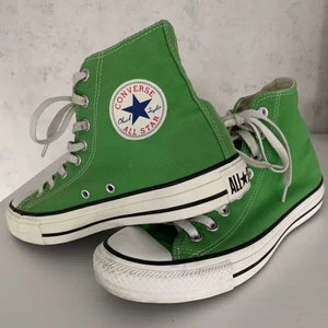 Converse - SÄLJES IGEN PGA OSERIÖS KÖPARE!! Dessa fantastiska Converse i en så unik och cool färg!! tror ej den går att få tag på längre 🤯 skick enligt bilder, de blev otroligt populära sist på budgivningen, kontakta mig privat när ni vill lägga bud ⚡️ storlek 39 och i cm 25 ⭐️ spårbarfrakt på 70 kr tillkommer!! HÖSTA BUD: 750 + frakt. BUD ÄR BINDANDE!! Budgivning avslutas 22/4 20:00. 🧚🏼🌟💚 KÖP DIREKT FÖR 1200 kr + frakt ⭐️🤍⚡️