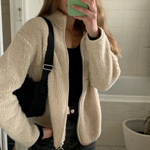 Teddyjacka - Snygg teddyjacka i bra längd men som jag använder alldeles för sällan. Perfekt nu när det är lite halvkyligt väder ☀️ Väldigt bra skick. (Är fler intresserade kan budgivning bli aktuellt) Fraktkostnad är 57kr spårbar och inte 62kr som det står i budgivningen men kunde inte välja det som alternativ‼️