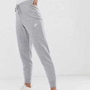 Nike sweatpants - Säljer mina gråa Nike sweatpants! Otroligt bra kvalitet, därav det mycket bra skicket. Nypris 449 kr💕 Skriv till mig om du har några frågor eller är intresserad!🥰
