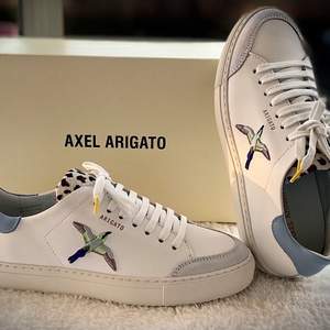 Oanvända sneakers,”Alex arigato” vita sneakers ,prislapp på,ingår även en väska till skorna.