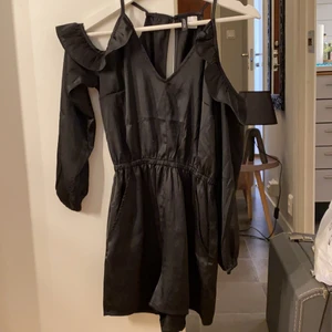 Jumpsuit  - Svart super fin jumpsuit. Strl. 34. Fint skick. Köparen står för frakt, katt finns i hemmet 