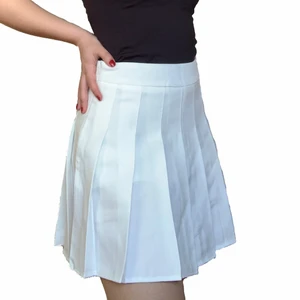 Tenniskjol - Säljer en helt ny tenniskjol som tyvärr var för stor för mig. Endast provad så den är helt ny! Finns dessutom inbyggda shorts i den. Färgen på första bilden representerar den bäst 🌸 