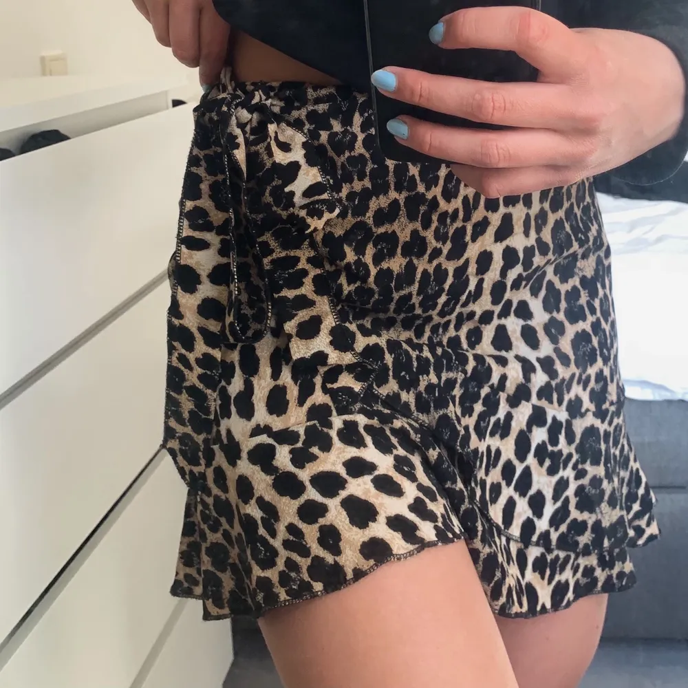 Säljer min superfina leopardmönstrade kjol! Sitter så fint, perfekt längd. Knyten lite vid sidan, samt lite diskret volang framtill som ger jättefint fall. Inköpt för 199 💓 Storlek S, passar XS också!. Kjolar.