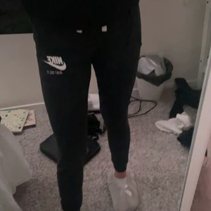 Nike byxor - Säljer nu dessa Nike mjukisbyxor som är köpa här på plick. Dom är tyvärr korta i benen på mig som är 170. Frakt tillkommer.