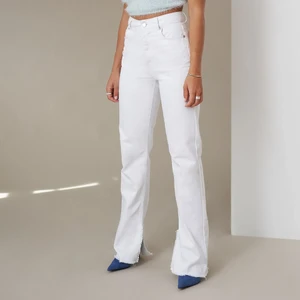 Vit jeans NA-KD - Ett par super fina jeans ifrån Hanna Schönbergs kollektion med NA-KD, i storlek 34! Säljer pga att de är för små! Meddela för fler bilder & frågor!💓