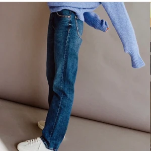 Nya Zara Mide rise jeans - Köpte dessa i december, men det var för små... Hoppades att de skulle passa förr eller senare men de gör det inte så har valt att sälja de istället🥺 Lappar och allt är avdraget, men verkligen aldrig använda! Säljer dessa även i svart! Vid  intresse kör jag budgivning💗 (pris exkl. frakt) Finns inte att köpa längre online då de är köpta för längesen!