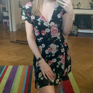 Blommig klänning - Säljer denna supersöta klänning från Bikbok. Storlek S. Endast använd 1 gång.