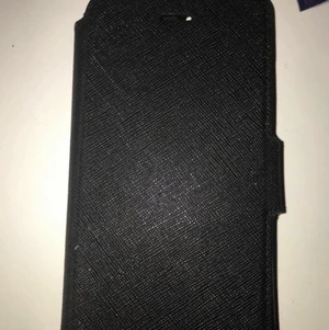 MobilSkal - Svart plånboksskal från hold it. Passar till iphone 6/6s/7 möjligtvis 8. Två skal i ett. Pris kan diskuteras