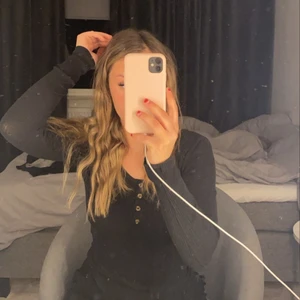 Blus - En fin blus med knappar som detaljer från pieces. 