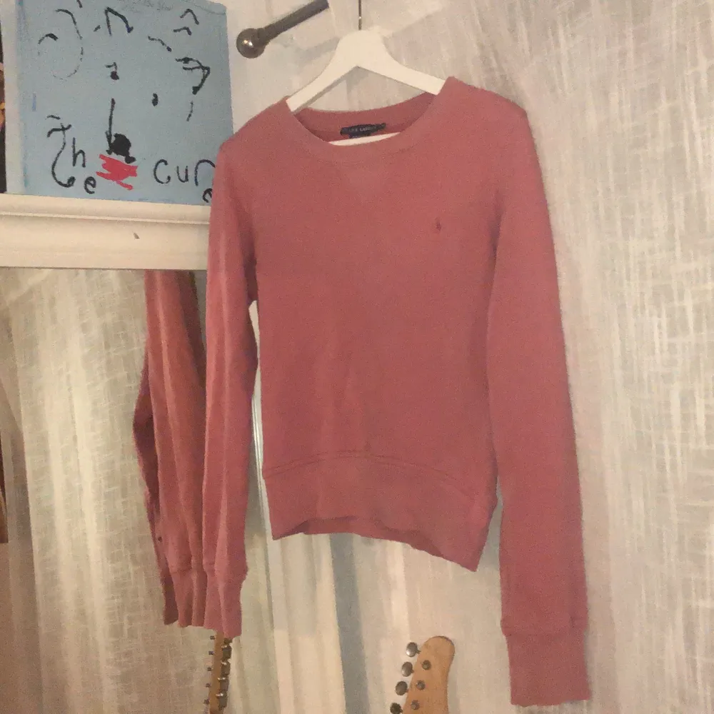 Gamelrosa tröja köpt i en vintagebutik för nått år sen! 💓. Hoodies.