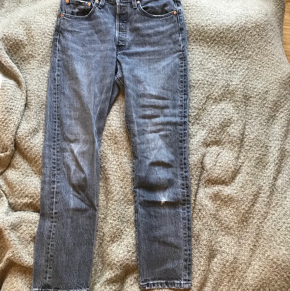 Hej! Älskar dom här byxorna, men jag tycker dom är lite korta för mig (jag är 178) det är en high waise modell och byxorna slutar strax över anklarna för mig. Färgen är grå/svart. Byxorna har ett hål vid ena knät (man kan se på sista bilden) Nypris 1200:-. Jeans & Byxor.