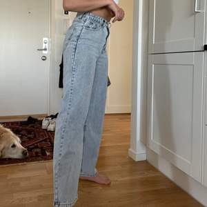 Helt oanvända jeans, då jag fick hem 2. De är väldigt sköna faktiskt! Och ganska långa i modellen. Jag bär storlek S. Köparen får stå för frakten💕💗