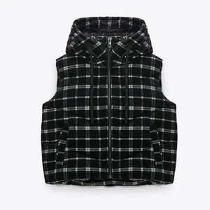 Rutig väst -  ny väst från zara har bara använt 2 ggr, den är dock inte riktigt min stil. Str m