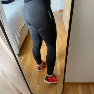 Träningstights från Gymshark - Mörkgrå träningstights från Gymshark. Storlek S, hög midja. Använda ett fåtal gånger, väldigt bra skick! 🪴 Köparen står för frakten! 