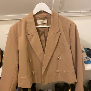 Croppad kavaj jacka - Storlek L, köpare står för frakt🥰