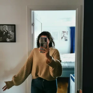 Gina tricot  - Tröja från Gina tricot. Köpt för 2 år sedan och varit en favorit i garderoben tyvärr inte använt den alls sedan sommarn och väljer då att sälja den så den kan hitta ett nytt hem! En tröja som passar till det mesta! I använt skick! Storlek S men är over size. 