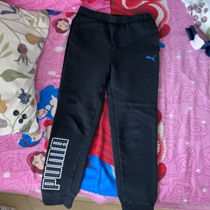 3olika plagg - Sköna,mjuka och bekväma  byxorna kostar 60helt o använda tröjan 20kr och byxdressen använd ca1 gång 30