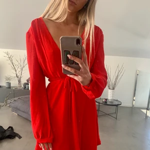 Röd helt ny klänning - Helt ny klänning från Glamorous, lapparna sitter kvar.💞 Köpte för 2 år sedan men har inte kommit till användning. Den är mer röd i verkligheten.  Storlek S. Spårbarfrakt 66kr