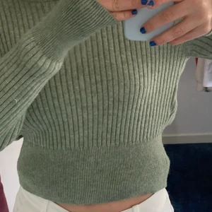 Grön stickad tröja - En grön stickad tröja från Pull&Bear som inte kommer till användning. Använd Max 1 gång. Den är av mjukt material och inte alls stickig. Orginalpris 299kr. Köparen står för frakt