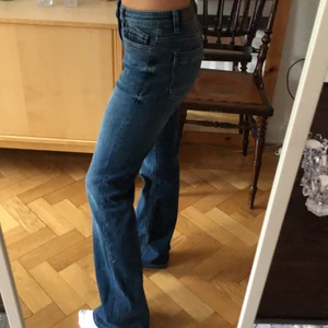 Lågmidjade bootcut esprit jeans - Lågmidjade bootcut jeans från esprit köpta för 700 med säljer billigare skitsnygga!!!! I storlek w26 l32 buda i kommentarerna 