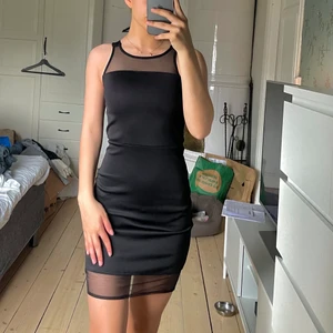 Klänning  - En svart superfin figursydd klänning! Använd endast en gång💗