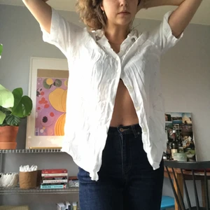 Blommig skjorta - Vit blommig skjorta, som är lite mer skrynklig än vanligt på bilderna pga flytt. Väldigt älskvärd iallafall, najs på sommaren som den är eller över typ en klänning