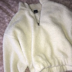 Vit/Beige tröja - Fin och skön tröja som jag säljer för 150kr+frakt. Har resår längst ner vid mudden vilket gör att tröjan ser lite kroppad ut, dock går inte resåren att spänna åt. Kan mötas upp i Jönköping eller frakta.