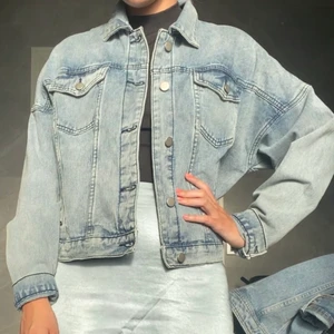 Jensjacka S - Jeansjacka i storlek 36 ifrån märket Boohoo. 🍓 Oanvänd.  - Pris 50kr plus frakt 