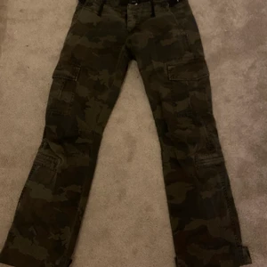Cargo pants - Trendiga lågmidjade cargo pants som är utsvängda. De har snygga fickor. Jätte snygga men tyvärr för små på mig. Köpta från sellpy. Skulle säga att de är en större 27a