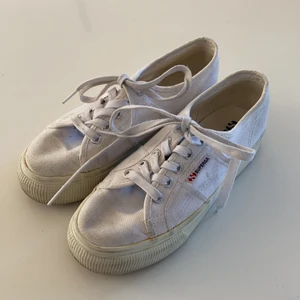 Vita Superga  - Vita Superga sneakers. Lite fula märken på sidan. Syns inte från långt håll 