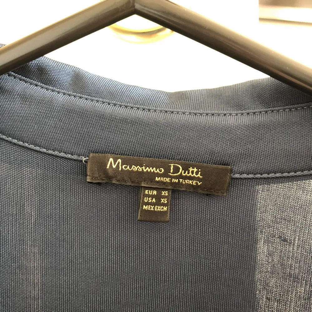 En blus från Massimo dutti i storlek xs men folk med s och m kan oxkså ha då den är lite större i storleken, använd 4 ggr endast! . Blusar.