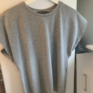 Tjockare ”t-shirt/blus” Zara - Denna knappt använda tröja från Zara! Storlek s! De va sånna axelpuffar i men har klippt bort de om ja minns rätt, superfin! Nypris 200 kanske! Säljer för 40, skriv för bilder 