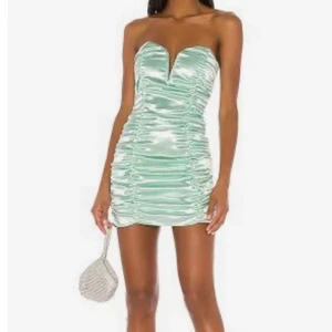 For love & Lemons ny klänning storlek S - Säljer denna super fina klänning från märker love & Lemons. Helt ny med lapparna kvar. Tycker den är för liten/ för kort för mig så endast provad. Otroligt fin färg men är en kort och tajt model som jag inte tycker passar mig. Köpte från usa vilket gjorde det för jobbigt att skicka tillbaka. Nypris: 2200 