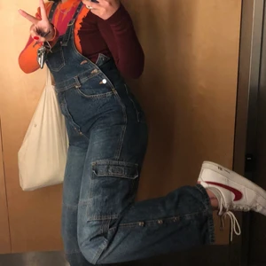 Jeans Overall  - Superfina Overall - dem passar bäst en XS, frakt tillkommer men det går också att mötas upp i Gbg. Supergod skick 10/10. PM vid frågor!! 