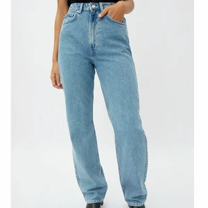 Weekday rowe jeans - Säljer mina rowe jeans från weekday då de inte längre kommer till användning! Storlek 27/32 i färgen sky blue. Använda fåtal gånger, som nya 🦋 köparen står för frakt.