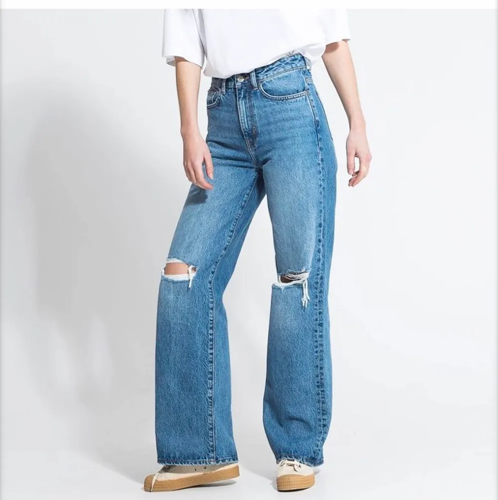 Säljer mina snygga populära jeans ifrån lager 157 i storlek XS❤️ har använd dom några få gånger bara! Köparen står för frakt!  Dom sitter asbra på mig som är 1,59!. Jeans & Byxor.