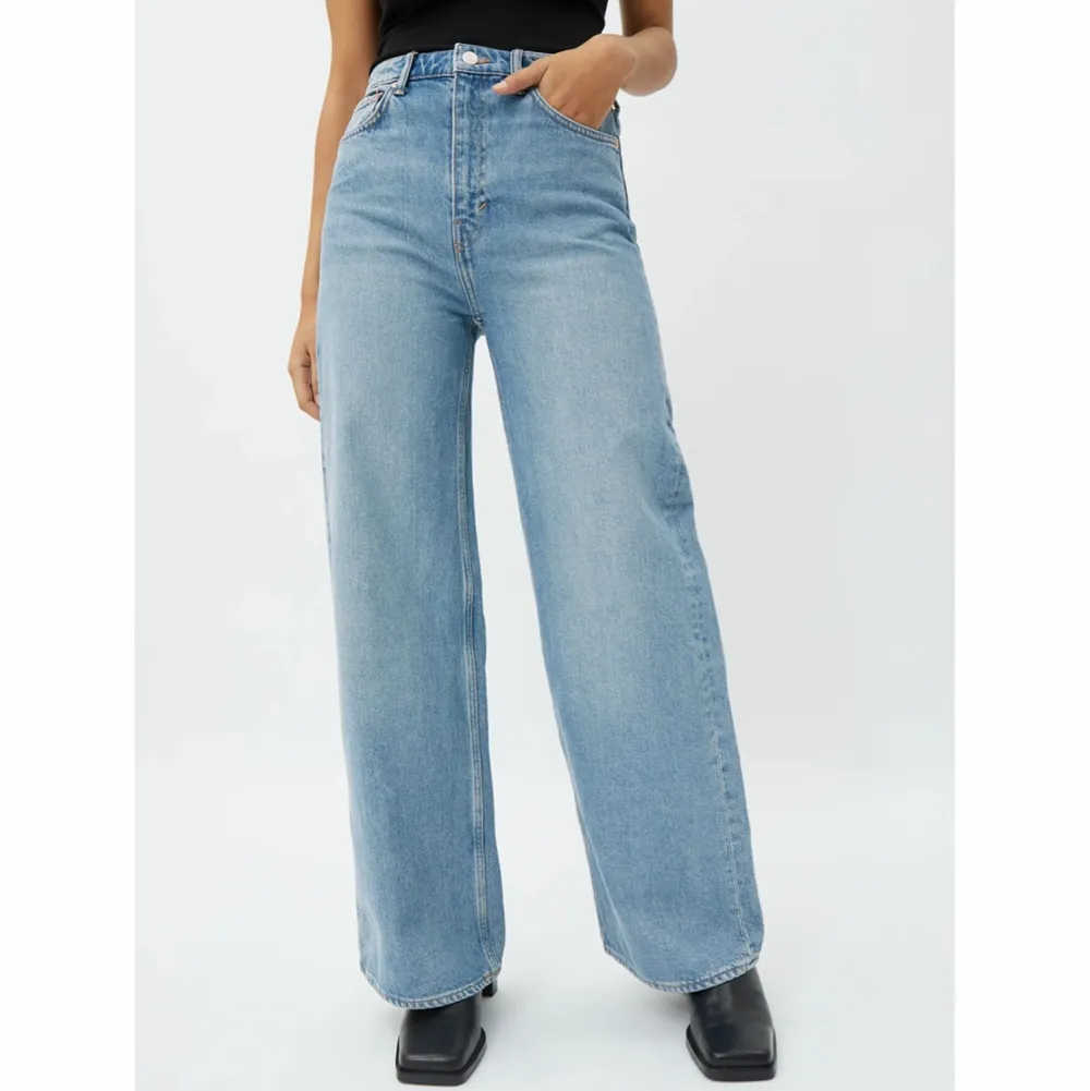 Behöver tyvärr sälja mina supersköna ace-jeans ifrån weekday då dom är för stora i midjan (har normalt 25/26), men passar perfekt i längd för mig som är 175. Färg: air blue. Nypris: 500kr. Jeans & Byxor.