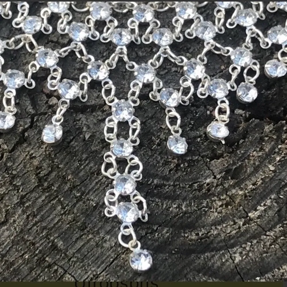 Snyggt halsband med massor utav ”diamanter”. Sparsamt använd. Glittrar extremt mycket i solen. Bling bling.. Accessoarer.