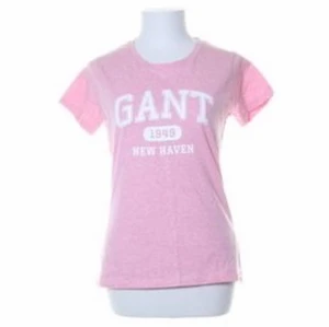 Rosa Gant T-shirt - Säljer en rosa t-shirt från Gant som är i mycket gott skick! Köptes förra sommaren för 349kr och säljs nu för 100kr inkl frakt. Priset kan diskuteras vid snabb affär. Betalning sker via Swish, varan kan fraktas runt hela landet. Fler bilder finns vid intresse.