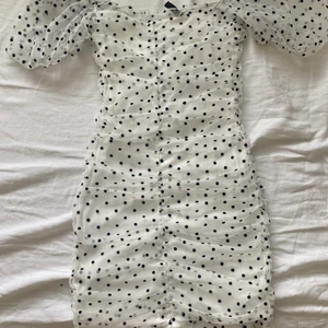 Sommarklänning  - Sjukt fin sommar klänning som man klä upp och klä ner🦋köparen står för frakten💞