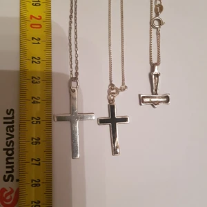 Äkta silver halsband ( kors) - Äkta silver halsband med kors hänge. Super fina och mycket bra skick.  179kr /st plus frakt . Storlek metall 45-50cm 
