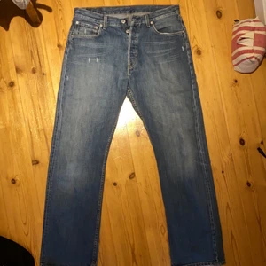 Levis 501 - Säljer mina vintage Levis 501s i storlek 33/32 på lappen med dom sitter mer som en 31/22