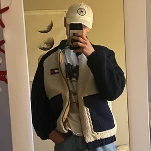 Tommy jeans Reversible jacka  - En jacka som går att använde bägge ut och in med två olika stilar, Storlek M men känns nästan lite stor för mig på 1.80cm 65kg aldrig använd utomhus och varsamt omhändertagen. Nypris 2045kr. Betalning sker på plats eller innan det skickas. Mvh Todd 