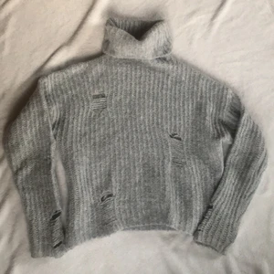 Stickad turtleneck - stickad tröja med hål som gör den så snygg!  passar S-L beroende på önskan fit!